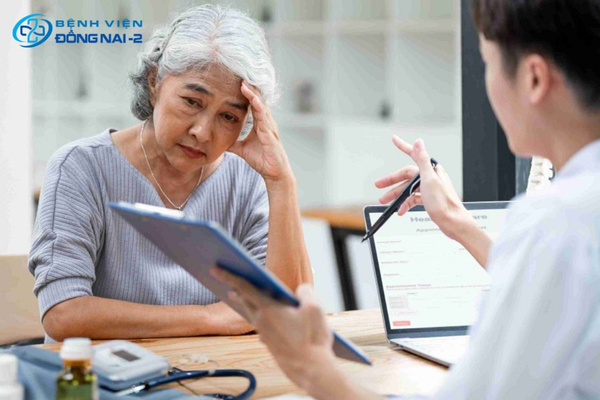 Cần đến gặp bác sĩ ngay khi xuất hiện dấu hiệu mất thị lực, ngất xỉu, tê liệt tay chân 