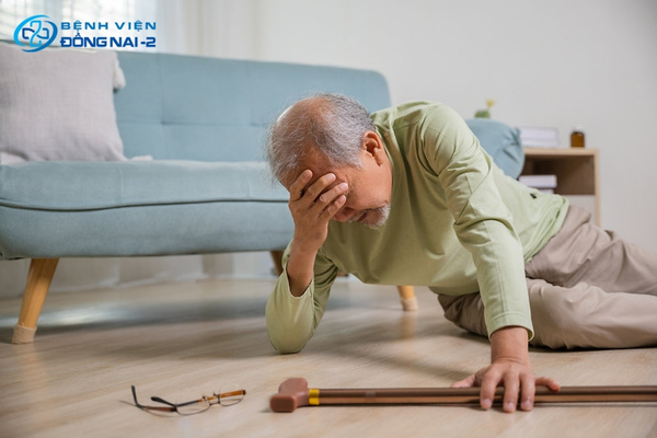 Chóng mặt và mất thăng bằng đột ngột làm tăng nguy cơ té ngã, đặc biệt ở người cao tuổi