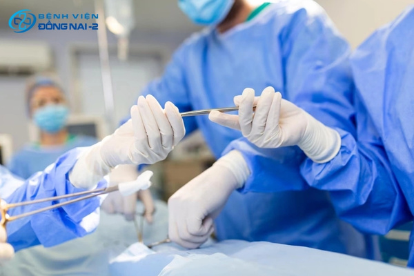 Phẫu thuật được chỉ định khi có tổn thương thực thể nghiêm trọng