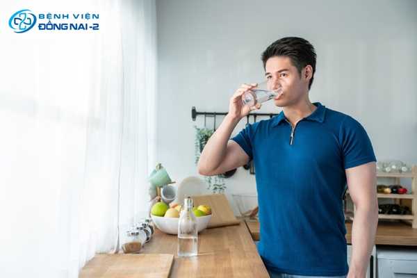 Người bị tiểu buốt nên duy trì thói quen uống đủ nước mỗi ngày