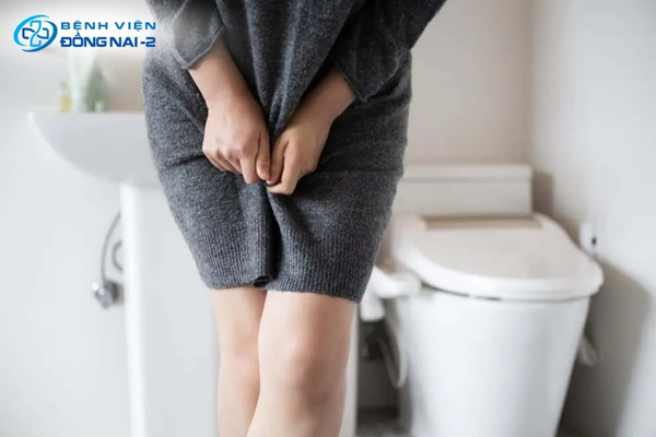 Cần gặp bác sĩ ngay khi xuất hiện triệu chứng tiểu buốt tiểu rắt ra máu kèm sốt cao, đau hông