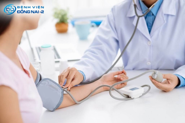 Chủ động thăm khám để chẩn đoán chính xác nguyên nhân tiểu buốt tiểu rắt ra máu