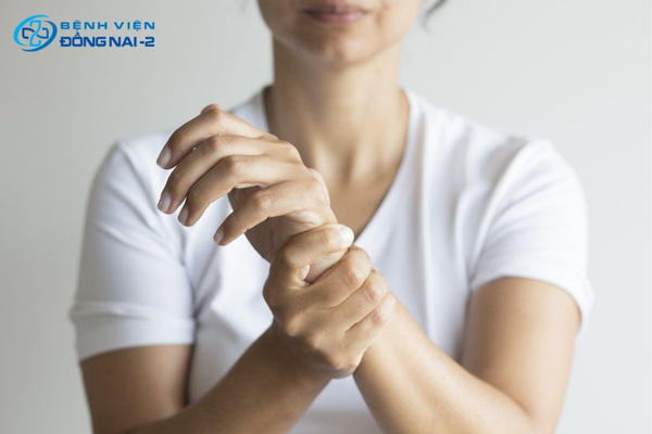Tê rần tay chân là dấu hiệu sớm nhất của rối loạn dẫn truyền thần kinh do thiếu canxi