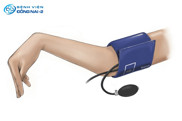 Thiếu canxi khiến cơ bắp dễ bị kích thích, gây chuột rút đột ngột ở cẳng chân, bàn tay