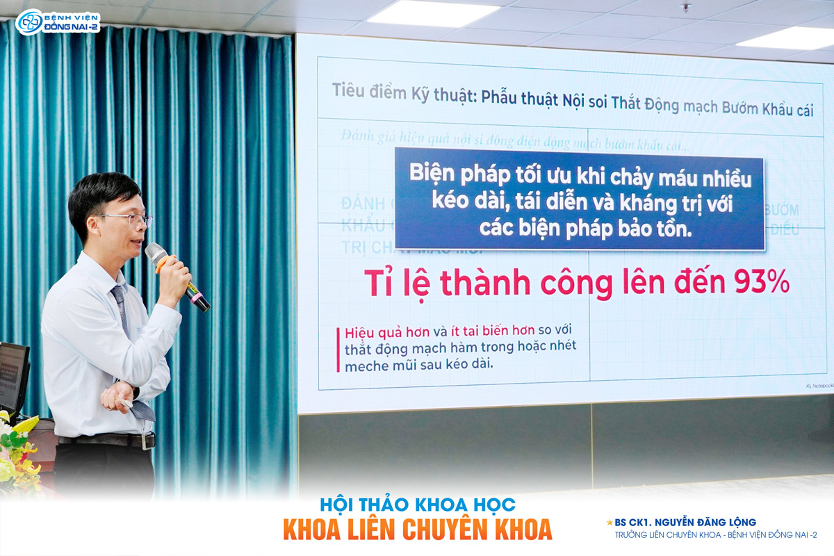 Báo cáo viên trình bày chuyên đề tại Hội thảo Khoa học Khoa Liên Chuyên Khoa