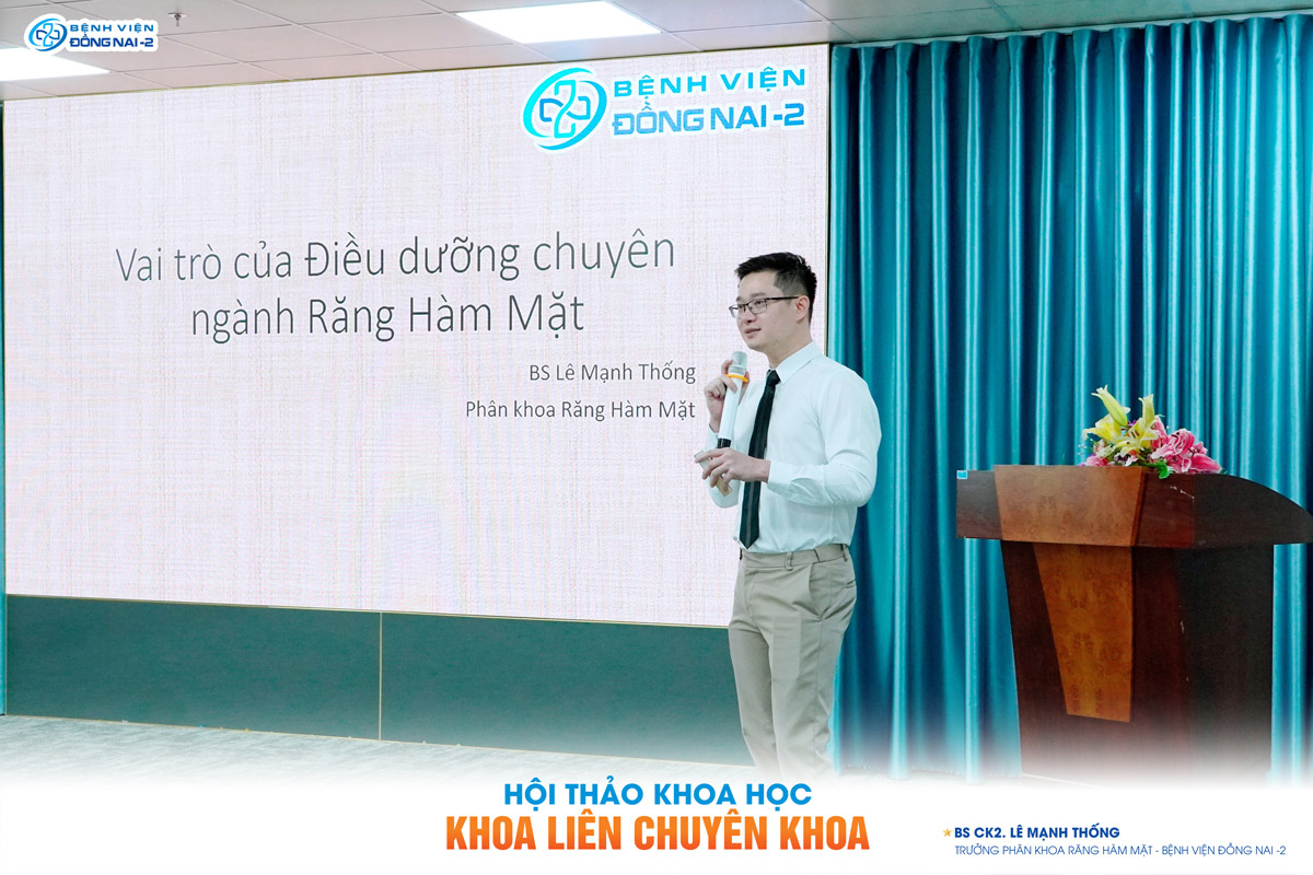 Báo cáo viên trình bày chuyên đề tại Hội thảo Khoa học Khoa Liên Chuyên Khoa