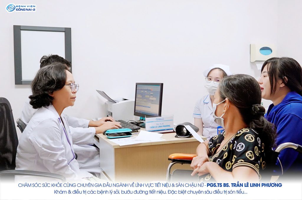 PGS. TS. BS Trần Lê Linh Phương khám tiết niệu và sàn chậu nữ